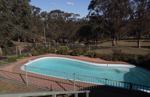 Lovedale House | Englewood Ridge, country house in the vines on 25 acres. Pet Friendly