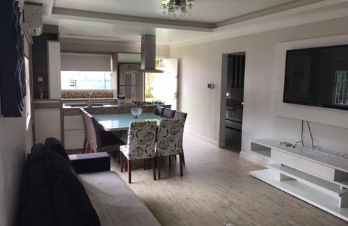 Ingleses do Rio Vermelho House | English house with pool 700m from the beach