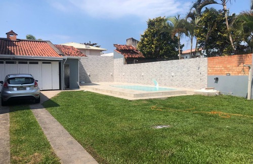 Ingleses do Rio Vermelho House | English house with pool 700m from the beach