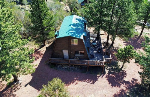 Mammoth Creek Cabin | Enjoy a cozy cabin near the lake! Sleeps 8, 5 Beds.