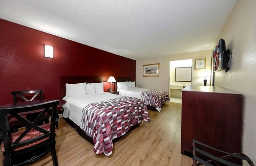 Ellenton Hotel | Enjoy a Hassle-Free and Suiting Stay! Pet-friendly, Outdoor Pool, Free Parking!