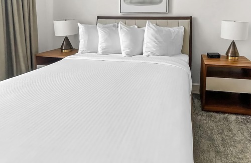 Doral Hotel | Enjoy a Hassle-Free Stay! Free Parking, Pool!