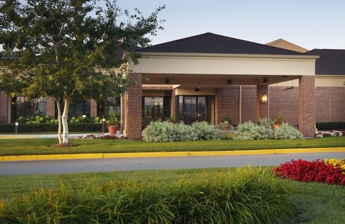 Brookfield Apartment | Enjoy a Hassle-Free and Suiting Stay! 4 Relaxing Units, Pool, Pets Allowed!