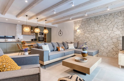 Parelia Villa | Enjoy a private swimming pool & a barbecue station just 2 steps from the beach.