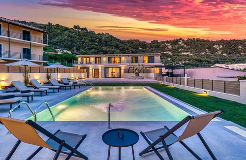 Parelia Villa | Enjoy a private swimming pool & a barbecue station just 2 steps from the beach.