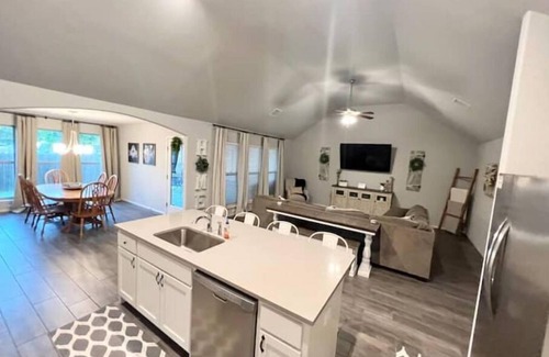 Broken Arrow House | Enjoy a relaxing stay with plenty of room for the whole family