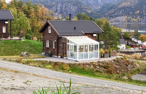 Lund House | Enjoy a unique panoramic view in this inviting vacation home on the lake.