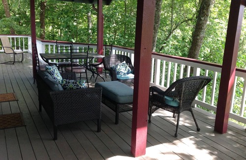 Franklin House | Enjoy Amazing Smoky Mountain View in Large, Comfortable Home in Treetops!