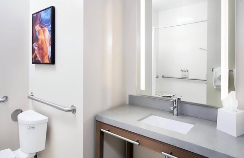 Macomb Hotel | Enjoy Convenient Location at Clean, Comfortable Suite w/Fully Equipped Kitchen