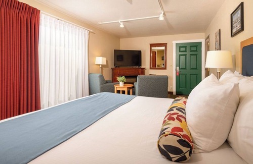 Leavenworth Hotel | Enjoy easy walking access to all Leavenworth has to offer after a relaxing night in our King room with a cozy fireplace and Juliette balcony.