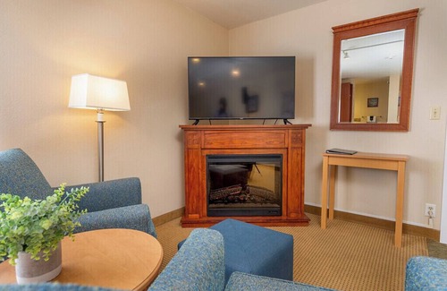 Leavenworth Hotel | Enjoy easy walking access to all Leavenworth has to offer after a relaxing night in our King room with a cozy fireplace and Juliette balcony.