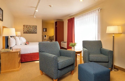 Leavenworth Hotel | Enjoy easy walking access to all Leavenworth has to offer after a relaxing night in our King room with a cozy fireplace and Juliette balcony.
