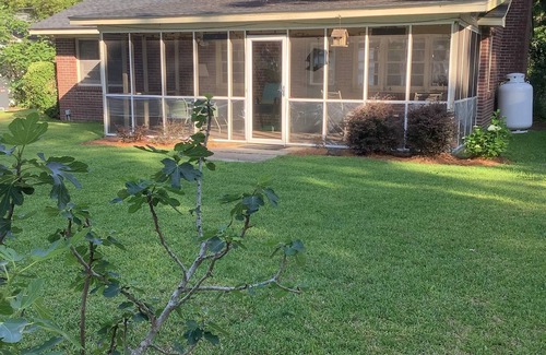 Lake Waccamaw Cottage | Enjoy Lake Waccamaw in a cozy cottage steps from the lake.
