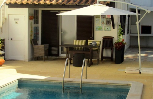 Parede Ski Chalet | Enjoy privacy with a swimming pool and garden near the beach