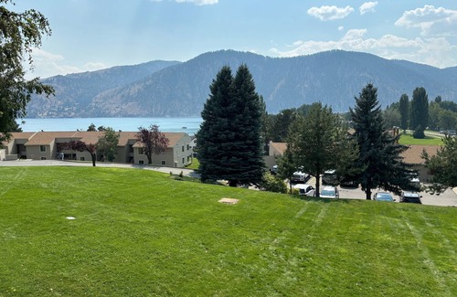 Wapato Point Condo | Enjoy Some Holiday Spirit at Lake Chelan! Newly-Redone Unit with Expansive Views
