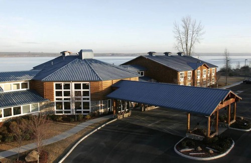 Boardman House | Enjoy Stunning Views Across the Columbia River! FREE Parking, Outdoor Pool!