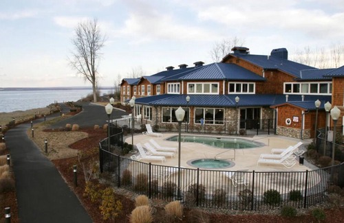 Boardman House | Enjoy Stunning Views Across the Columbia River! FREE Parking, Outdoor Pool!