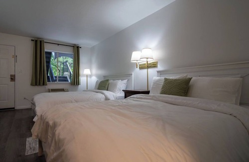 Eureka Springs Resort | Enjoy the charm of Queen Suite Number 4 at GloryDayz!