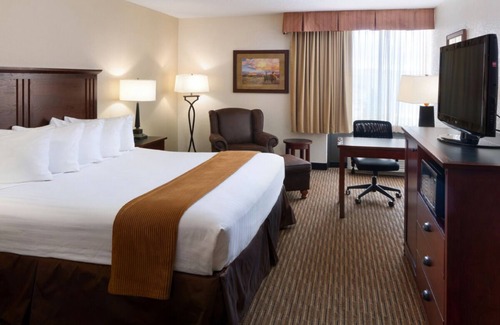 Casper House | Enjoy the Convenient Airport Shuttle, Indoor Pool, Onsite Bar & Restaurant