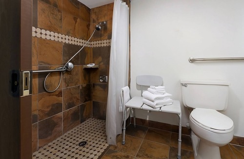 Casper House | Enjoy the Convenient Airport Shuttle, Indoor Pool, Onsite Bar & Restaurant