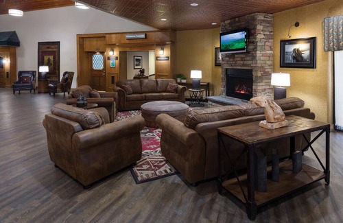 Casper House | Enjoy the Convenient Airport Shuttle, Indoor Pool, Onsite Bar & Restaurant