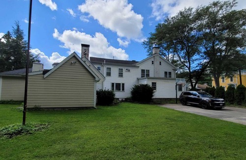 New Berlin Villa | Enjoy The hidden Gem Villa! New York's Vibrant & Colorful spring season Awaits!