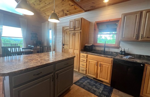 Franklin Cabin | Enjoy the mountain view @ Panoramic Point a modern cabin w/Hot Tub+Wifi+Gameroom
