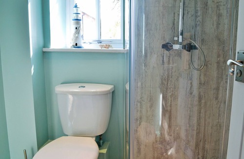 Cromer Cottage | Enjoy the private hot tub or a spot of golf at the nearby golf course.
