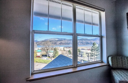 Hood River Condo | Enjoy the View - 2 Bedrooms, 2 Bathrooms - Upstairs Condo Blocks from Downtown