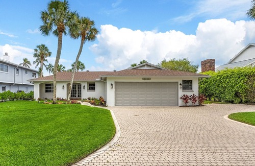 Naples House | Enjoy this Waterfront Paradise in Naples Florida with Private Pool!