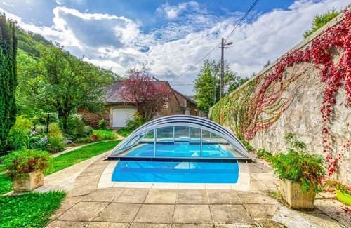 Rodez House | Enjoy your stay in this inviting cottage with beautiful views of the river.