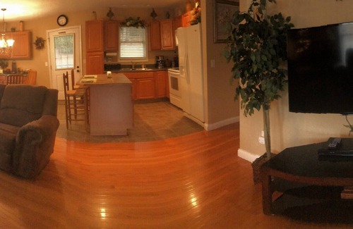 Fleetwood House | EnjoyThis Home in the Mountains ,5 min walk to the River ,Boone ,West Jefferso