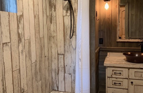 Ennis House | Ennis, MT: Conveniently located vacation cabin