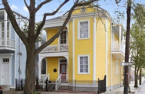 Faubourg Lafayette House | Enormous Sunny Historic NOLA Victorian