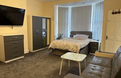 Walsall House | Ensuite Room with Private Bathroom at Walsall