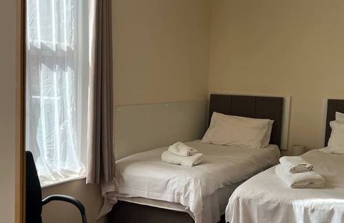 Gloucester House | Ensuite twin room with private bathroom