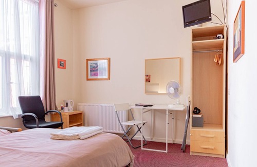 Gloucester House | Ensuite twin room with private bathroom