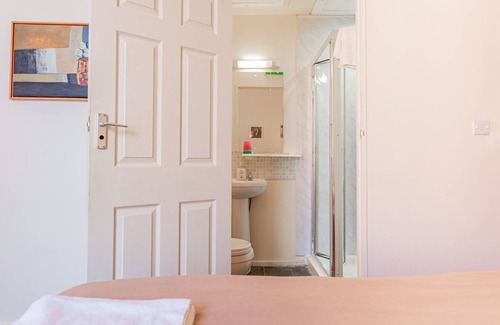 Gloucester House | Ensuite twin room with private bathroom