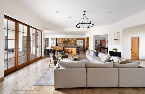 La Tierra Estates House | *Entertainers Paradise* Arcade/Golf Simu/Pickleball/Theater/Gym/Swim-up Bar!