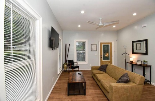 East Point House | Entertainers paradise close to airport