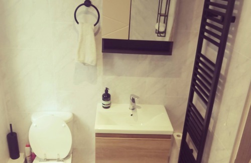 Whitehouse Lower Apartment | Entire 1 bedroom apartment with private balcony close to city