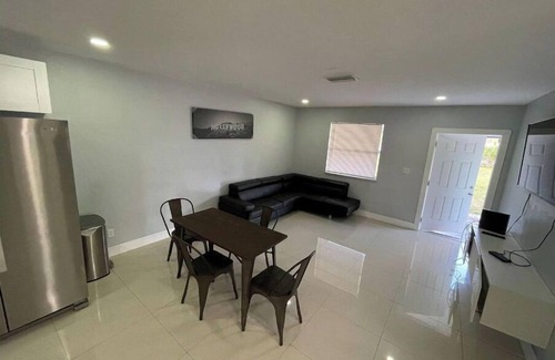 Hollywood House | entire 2/1 Apartment in duplex by hard rock casino