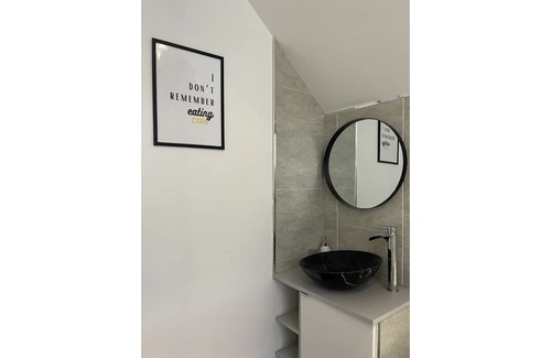 Newcastle-upon-Tyne Apartment | Entire 3 bedroom flat with free parking