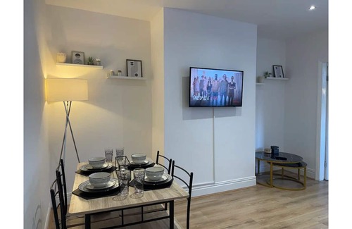 Newcastle-upon-Tyne Apartment | Entire 3 bedroom flat with free parking