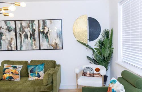 Little Hulton House | Entire 3Bed in Greater Manchester with Fast Wi-Fi, Garden & Free Parking