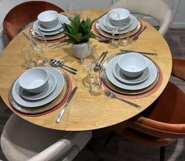 Little Hulton House | Entire 3Bed in Greater Manchester with Fast Wi-Fi, Garden & Free Parking
