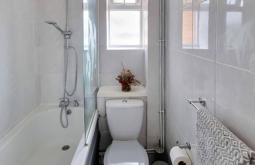Potters Bar Apartment | Entire 4 person apartment near station, n18 min to London.