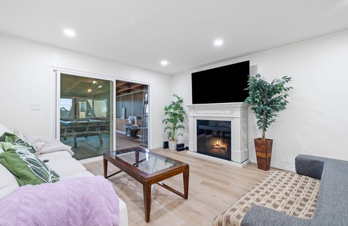University City House | Entire 4BR house + game room + tree house + big backyard
