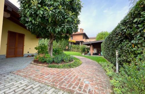 Seregno Apartment | Entire accommodation with private garden near Milan and Lake Como - Free parking - Family friendly