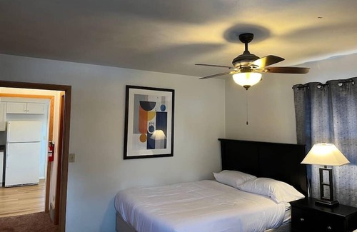 Springfield House | Entire apartment close to downtown - 2 queen beds